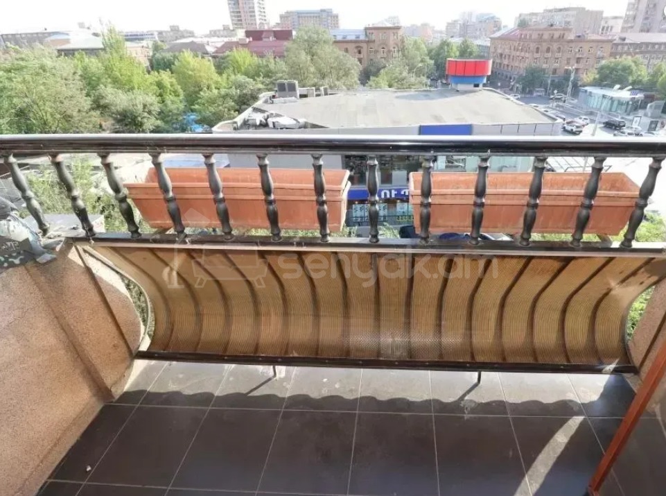 6 Սենյականոց Բնակարան Քարե Շենքում, 240քմ, 4/5 հարկ, Կապիտալ Վերանորոգված