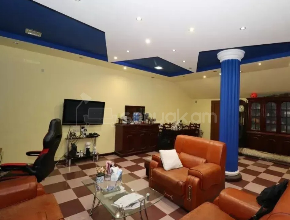 6 Սենյականոց Բնակարան Քարե Շենքում, 240քմ, 4/5 հարկ, Կապիտալ Վերանորոգված