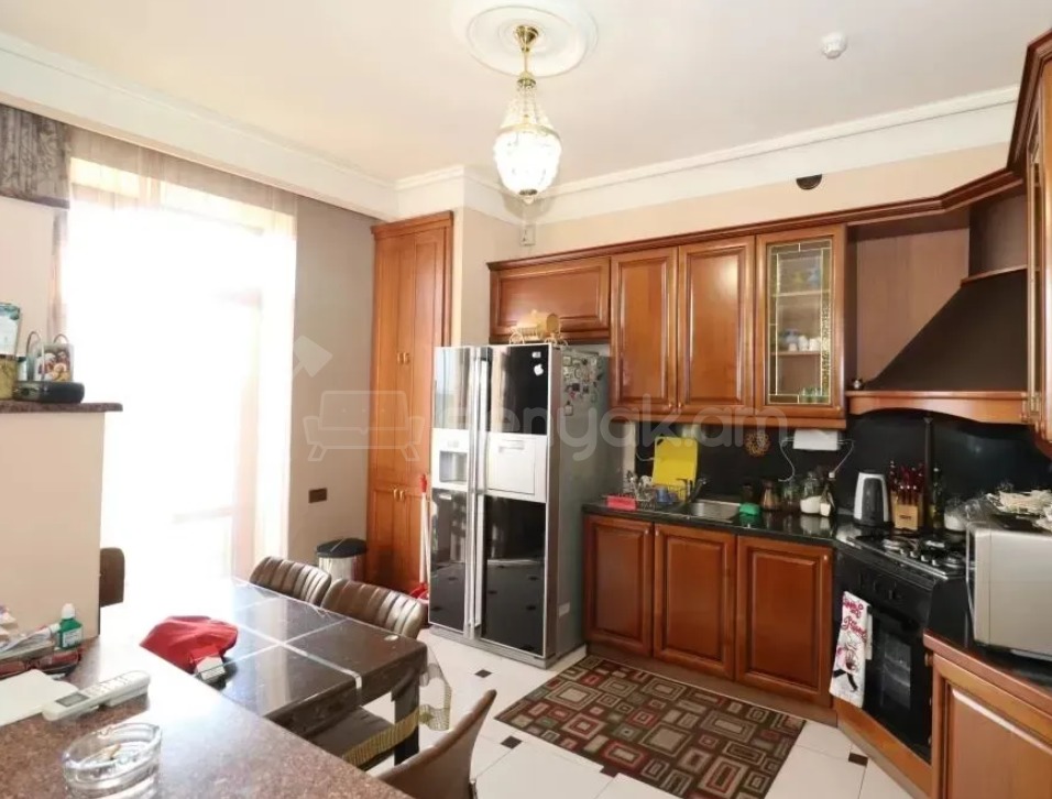 6 Սենյականոց Բնակարան Քարե Շենքում, 240քմ, 4/5 հարկ, Կապիտալ Վերանորոգված