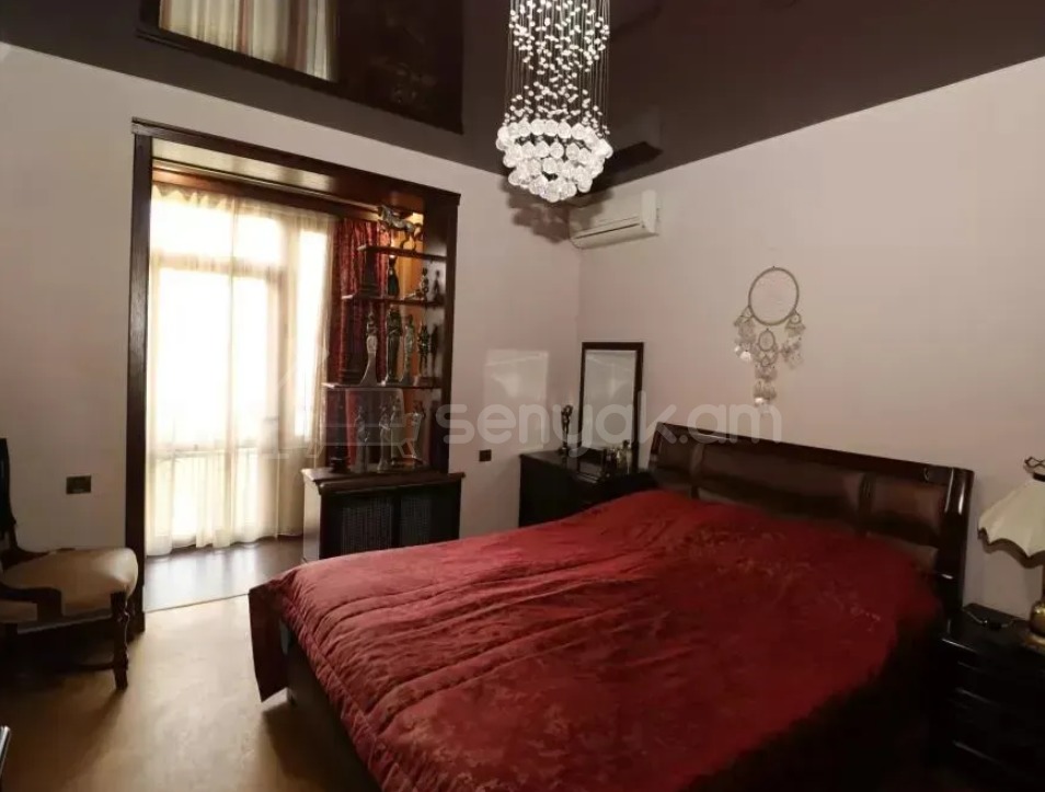 6 Սենյականոց Բնակարան Քարե Շենքում, 240քմ, 4/5 հարկ, Կապիտալ Վերանորոգված