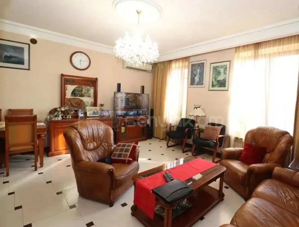 6 Սենյականոց Բնակարան Քարե Շենքում, 240քմ, 4/5 հարկ, Կապիտալ Վերանորոգված