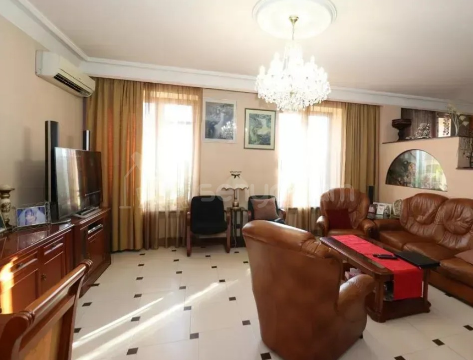 6 Սենյականոց Բնակարան Քարե Շենքում, 240քմ, 4/5 հարկ, Կապիտալ Վերանորոգված