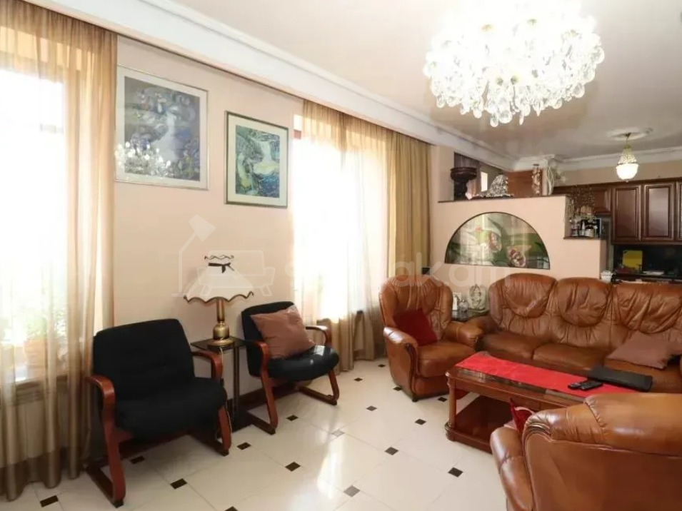 6 Սենյականոց Բնակարան Քարե Շենքում, 240քմ, 4/5 հարկ, Կապիտալ Վերանորոգված