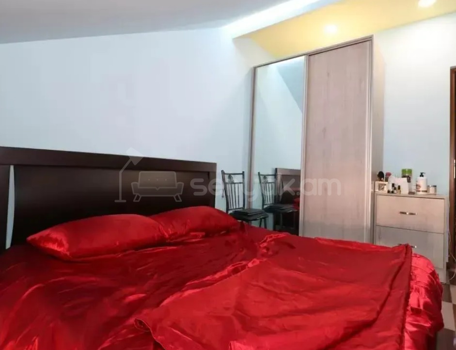 6 Սենյականոց Բնակարան Քարե Շենքում, 240քմ, 4/5 հարկ, Կապիտալ Վերանորոգված