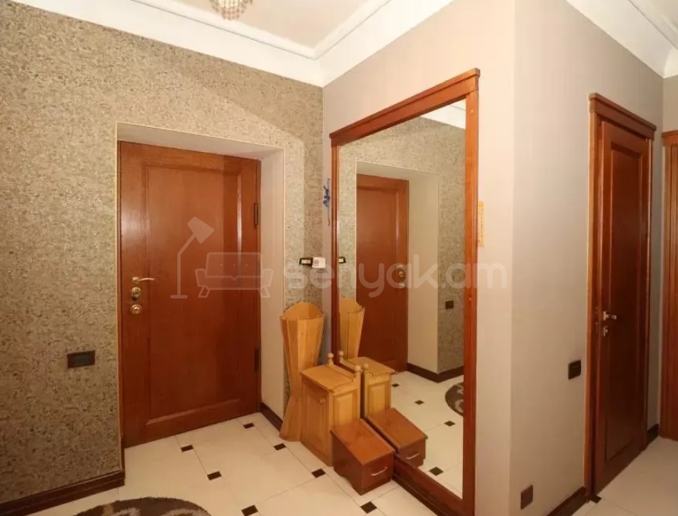 6 Սենյականոց Բնակարան Քարե Շենքում, 240քմ, 4/5 հարկ, Կապիտալ Վերանորոգված