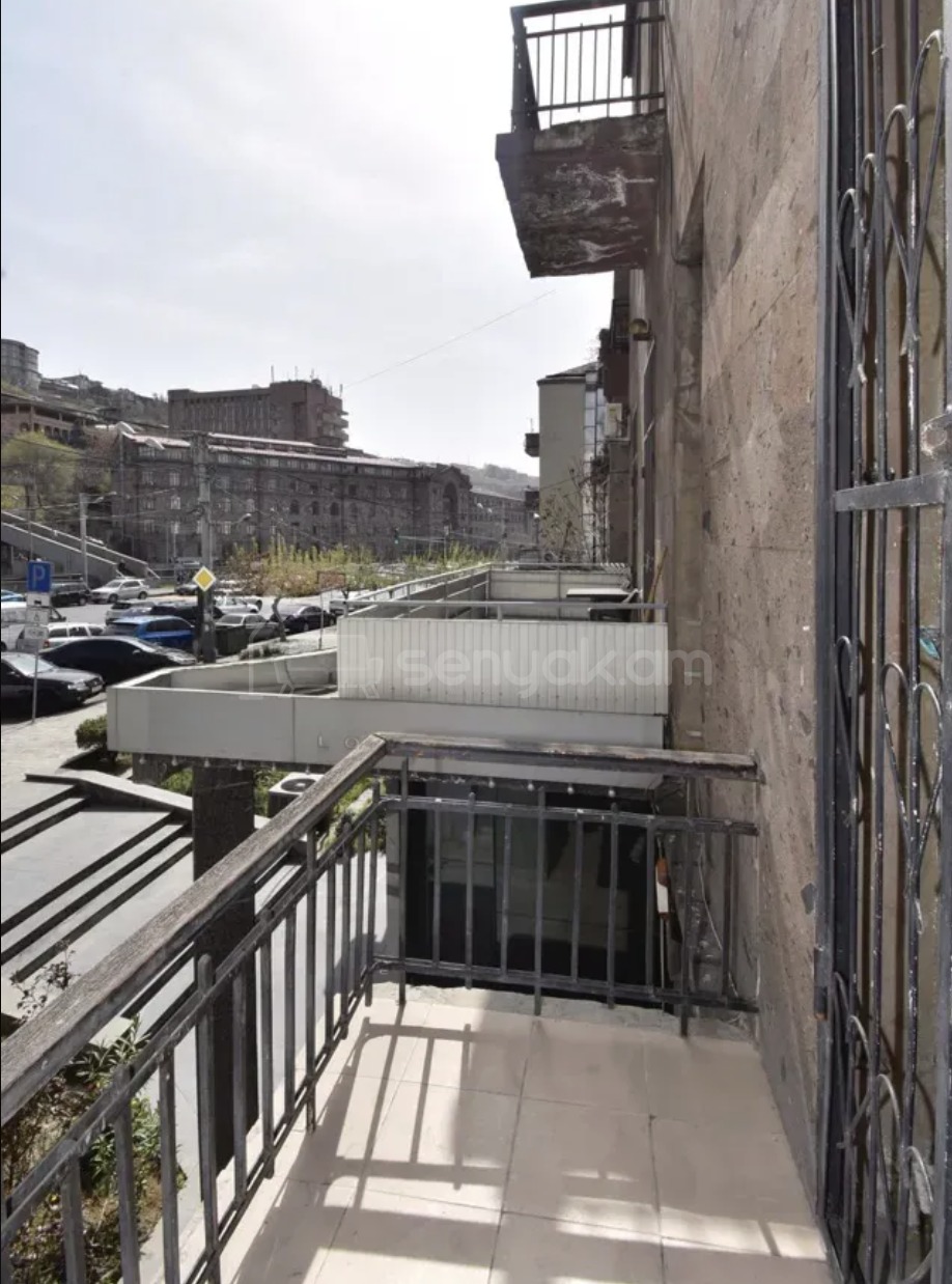 1 Սենյականոց Բնակարան Քարե Շենքում, 42քմ, 2/3 հարկ, Դիզայներական Վերանորոգված, Կահավորված