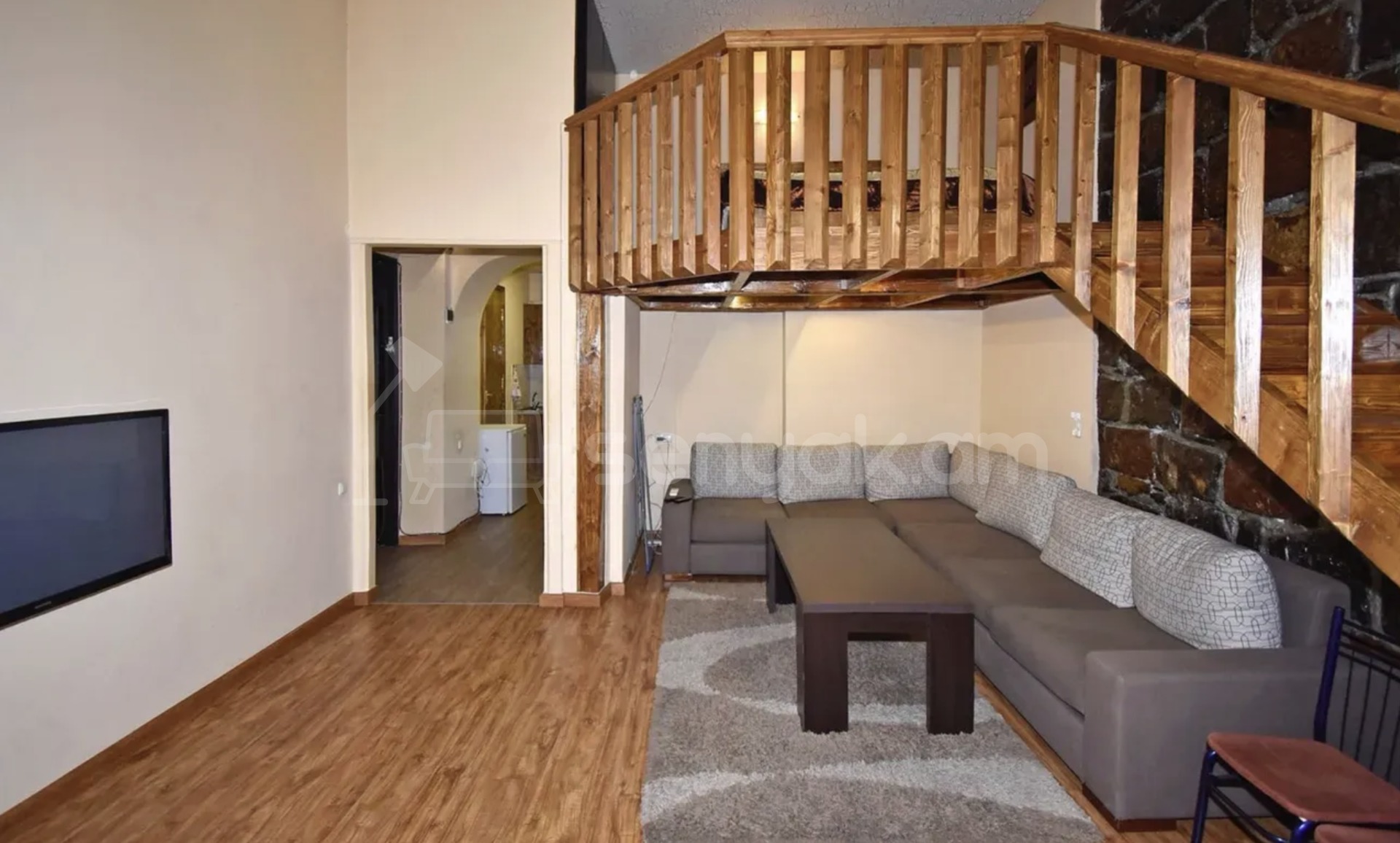 1 Սենյականոց Բնակարան Քարե Շենքում, 42քմ, 2/3 հարկ, Դիզայներական Վերանորոգված, Կահավորված