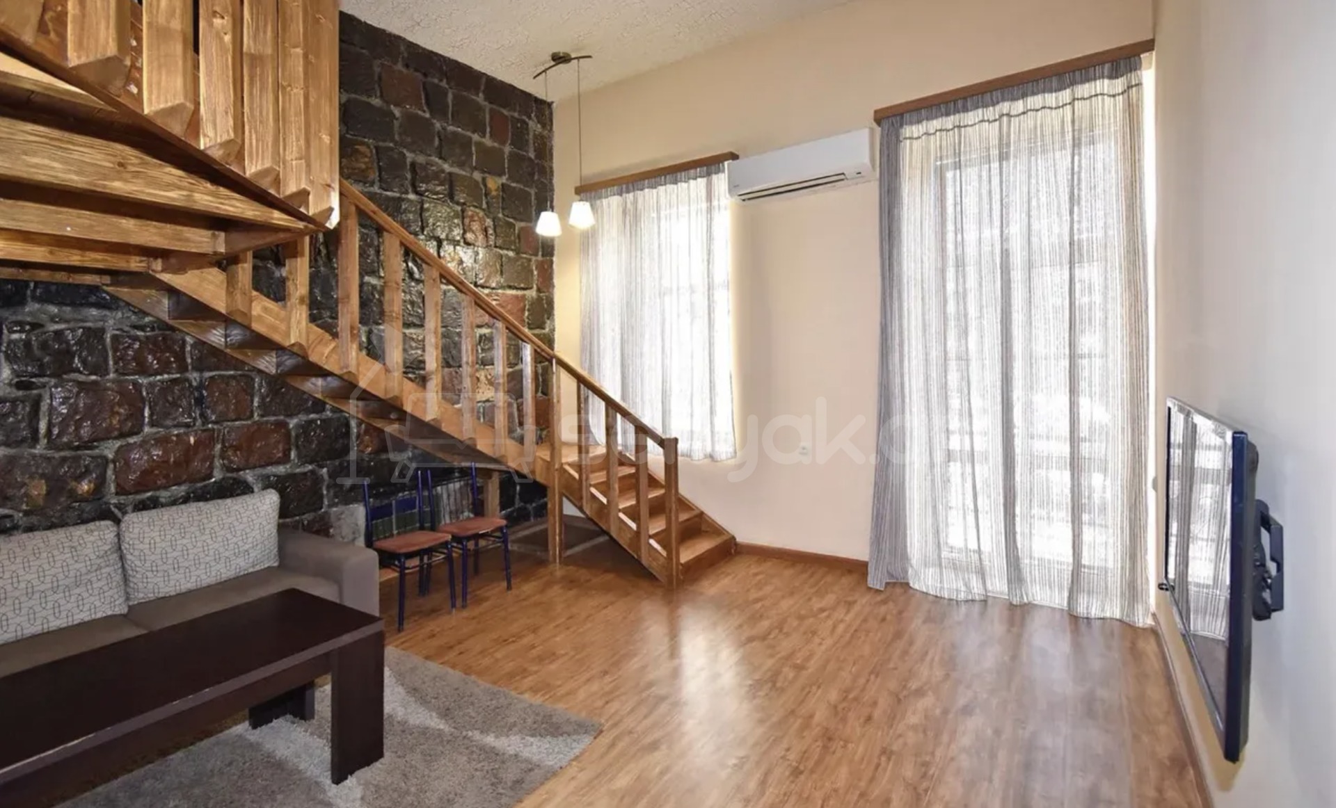 1 Սենյականոց Բնակարան Քարե Շենքում, 42քմ, 2/3 հարկ, Դիզայներական Վերանորոգված, Կահավորված