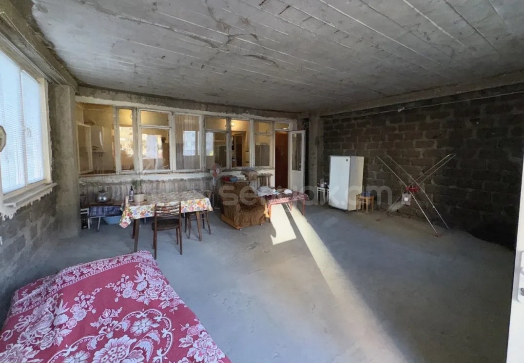 4 Սենյականոց Բնակարան Քարե Շենքում, 135քմ, 3/5 հարկ, Պետական Վիճակում