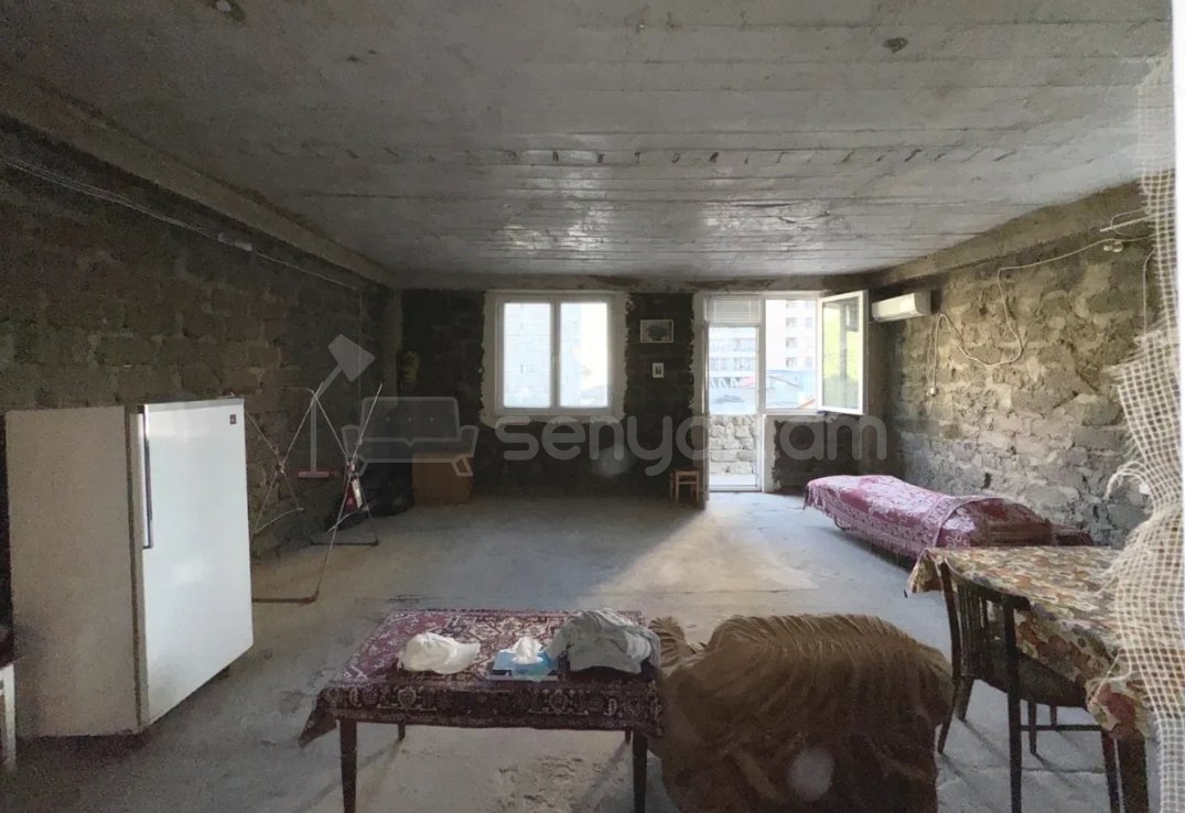 4 Սենյականոց Բնակարան Քարե Շենքում, 135քմ, 3/5 հարկ, Պետական Վիճակում