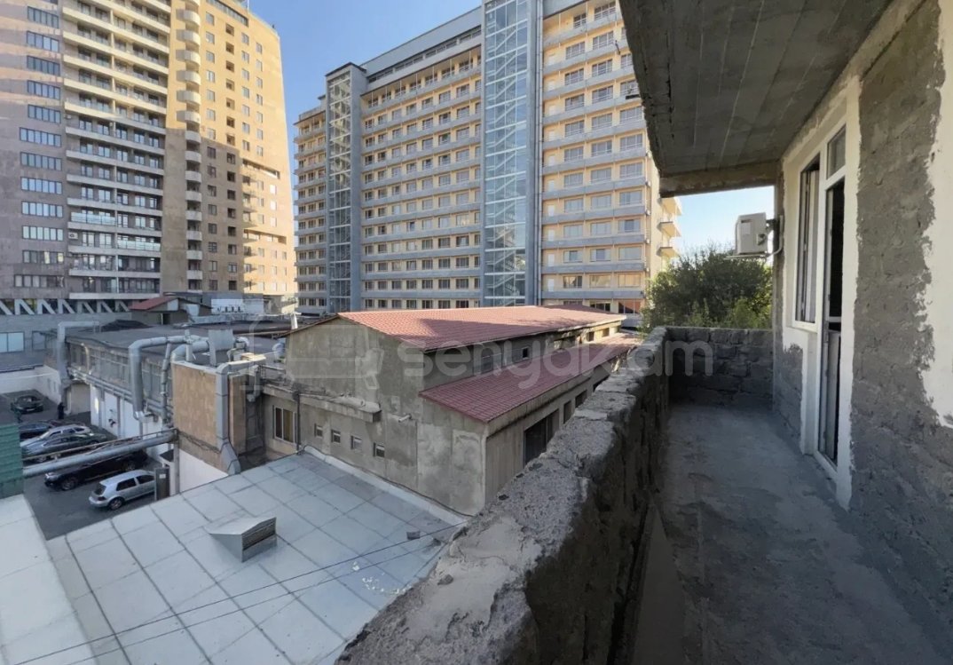 4 Սենյականոց Բնակարան Քարե Շենքում, 135քմ, 3/5 հարկ, Պետական Վիճակում