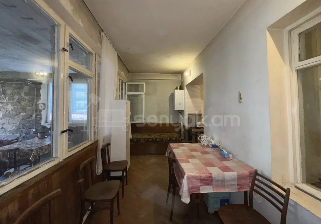 4 Սենյականոց Բնակարան Քարե Շենքում, 135քմ, 3/5 հարկ, Պետական Վիճակում