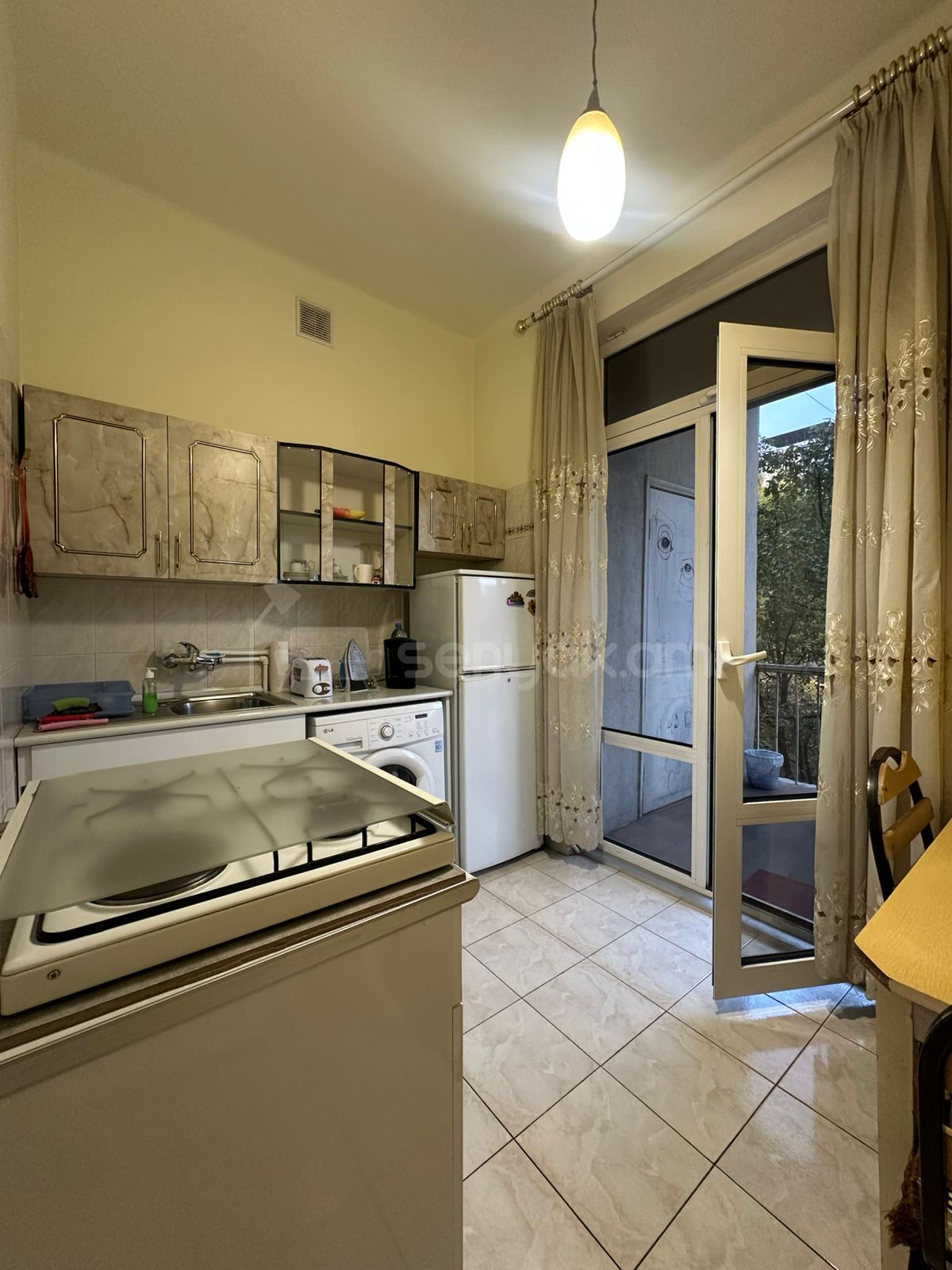 1 Սենյականոց Բնակարան Քարե Շենքում, 50քմ, 3/5 հարկ, Նորմալ Վիճակում, Կահավորված