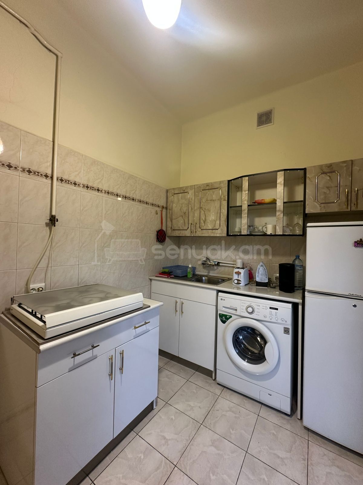 1 Սենյականոց Բնակարան Քարե Շենքում, 50քմ, 3/5 հարկ, Նորմալ Վիճակում, Կահավորված