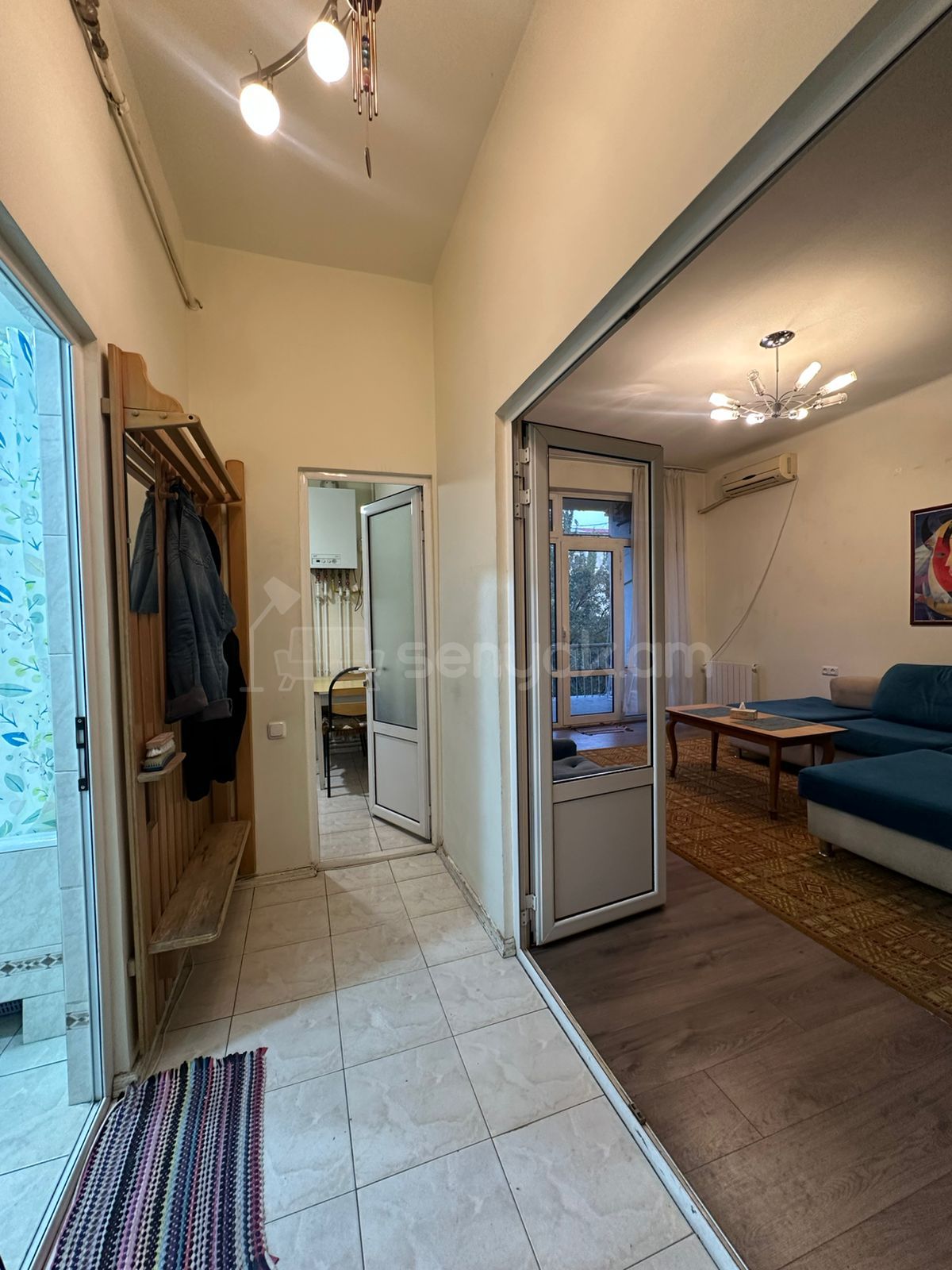 1 Սենյականոց Բնակարան Քարե Շենքում, 50քմ, 3/5 հարկ, Նորմալ Վիճակում, Կահավորված