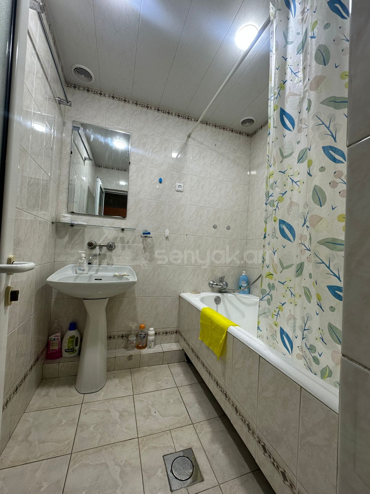 1 Սենյականոց Բնակարան Քարե Շենքում, 50քմ, 3/5 հարկ, Նորմալ Վիճակում, Կահավորված