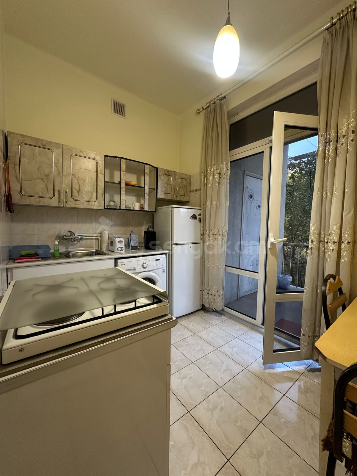 1 Սենյականոց Բնակարան Քարե Շենքում, 50քմ, 3/5 հարկ, Նորմալ Վիճակում, Կահավորված