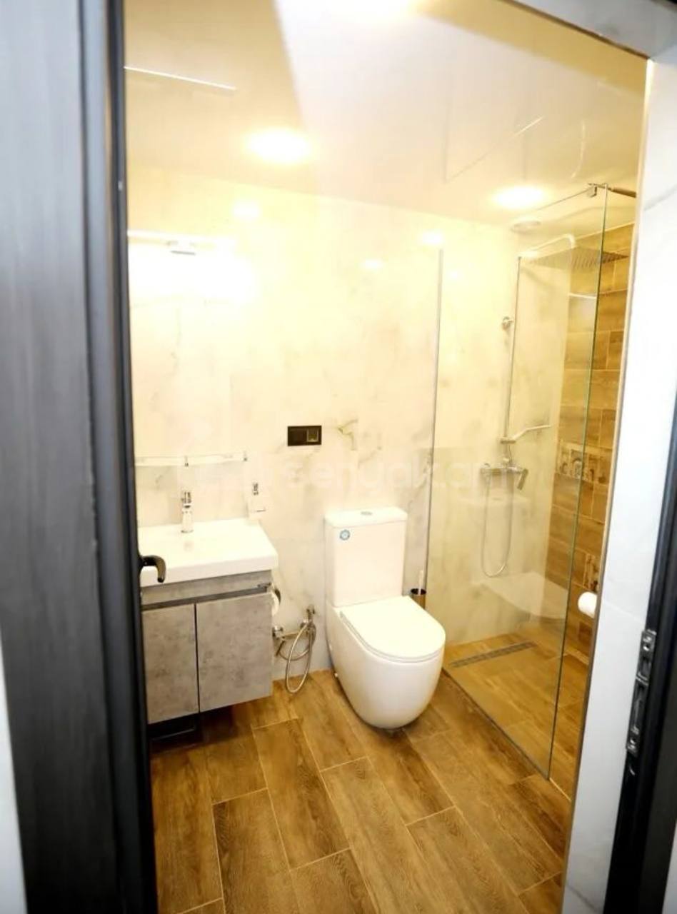 3 Սենյականոց Բնակարան Քարե Շենքում, 48քմ, 5/5 հարկ, Դիզայներական Վերանորոգված