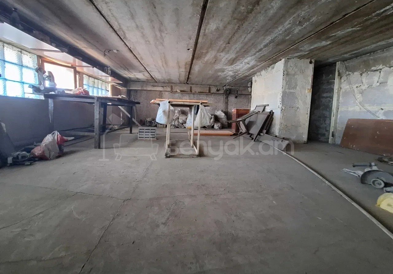 3 Սենյականոց Բնակարան Քարե Շենքում, 94քմ, 7/7 հարկ, Նորմալ Վիճակում