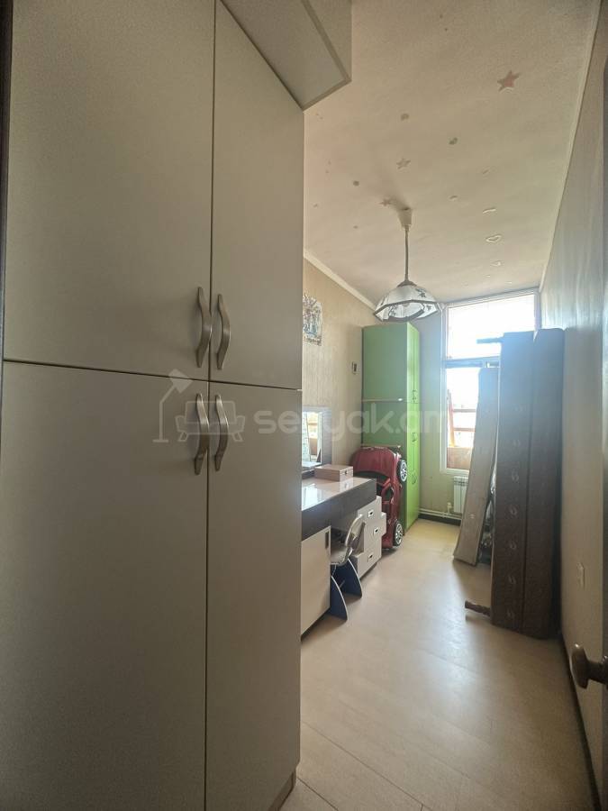 3 Սենյականոց Բնակարան Քարե Շենքում, 72քմ, 3/5 հարկ, Նորմալ Վիճակում