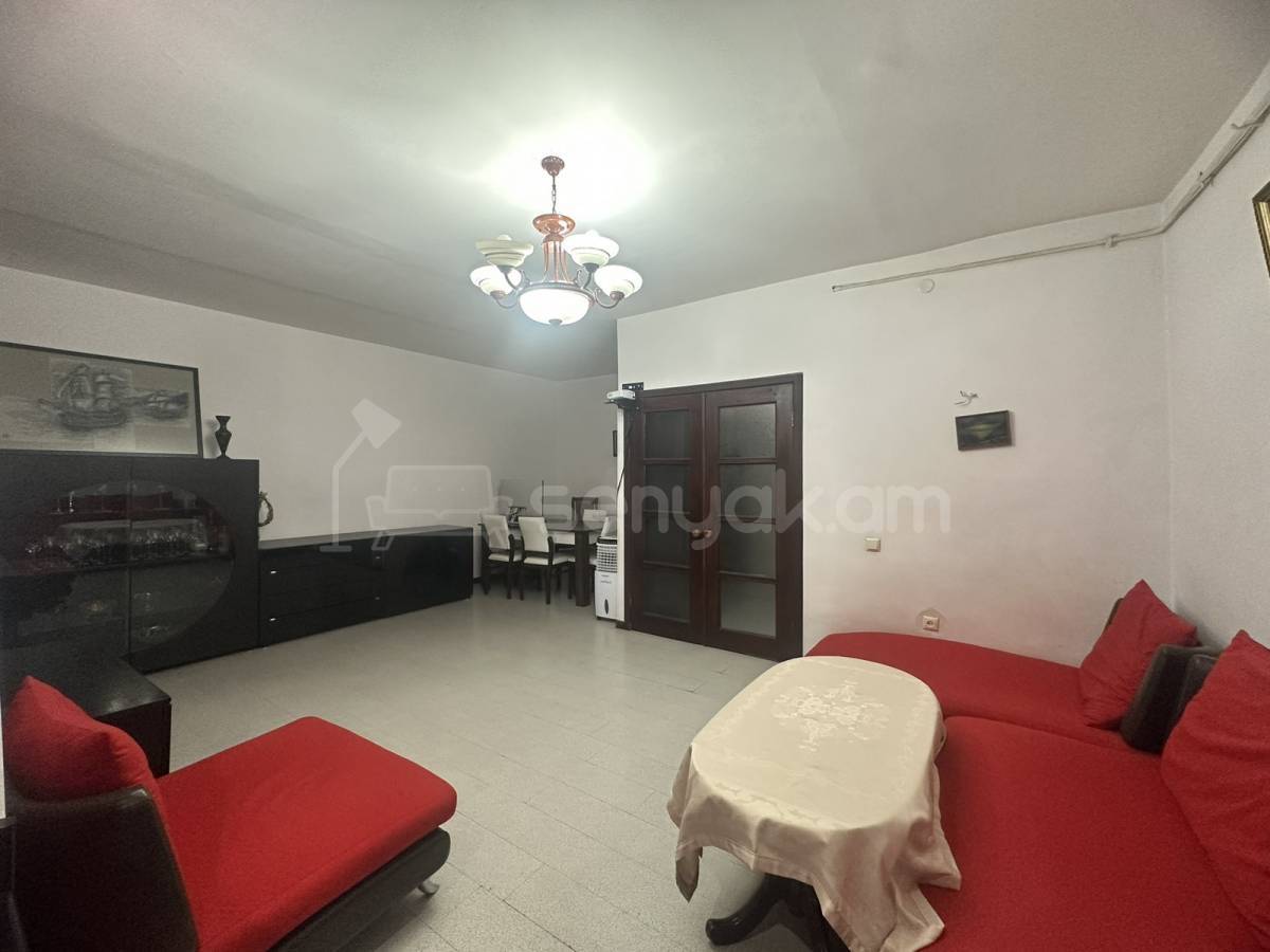 3 Սենյականոց Բնակարան Քարե Շենքում, 72քմ, 3/5 հարկ, Նորմալ Վիճակում