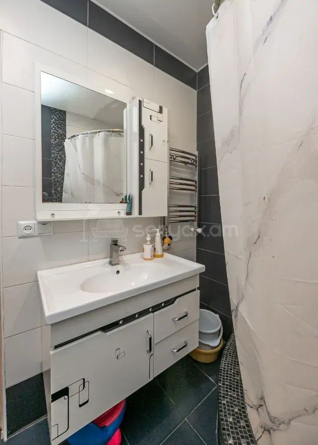 3 Սենյականոց Բնակարան Քարե Շենքում, 76քմ, 5/5 հարկ, Կապիտալ Վերանորոգված