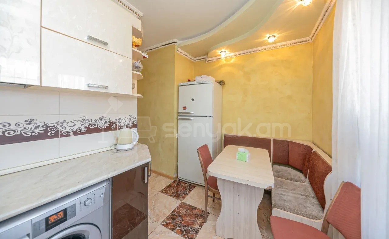 3 Սենյականոց Բնակարան Քարե Շենքում, 76քմ, 5/5 հարկ, Կապիտալ Վերանորոգված