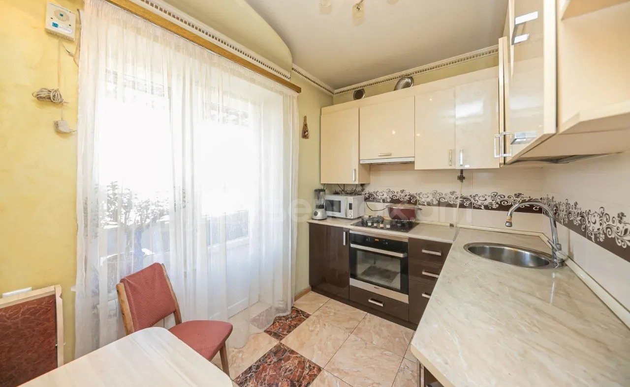 3 Սենյականոց Բնակարան Քարե Շենքում, 76քմ, 5/5 հարկ, Կապիտալ Վերանորոգված