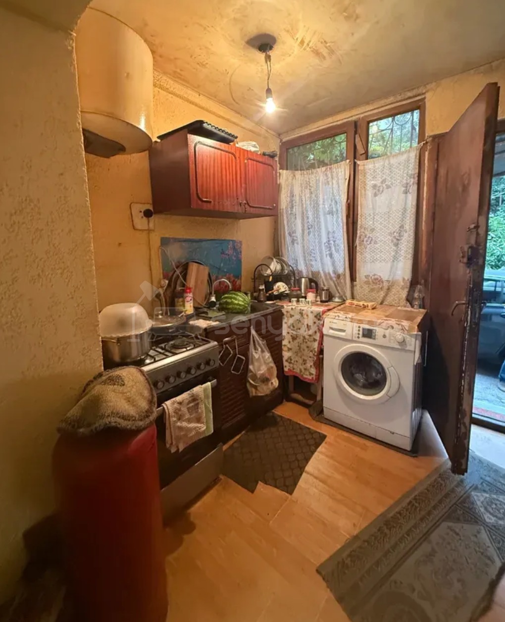 1 Սենյականոց Բնակարան Քարե Շենքում, 33քմ, 1/4 հարկ, Պետական Վիճակում