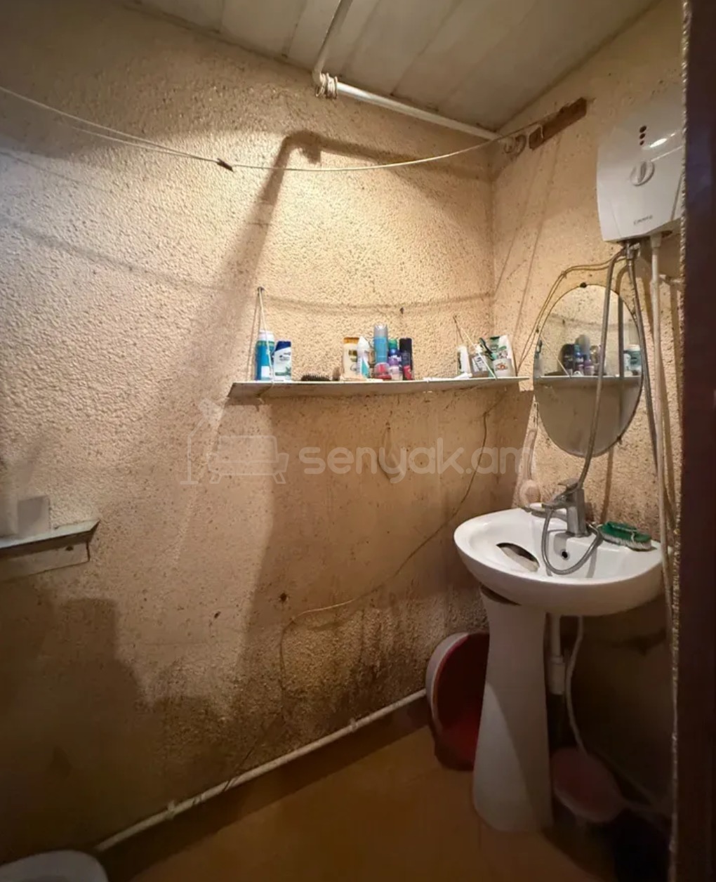 1 Սենյականոց Բնակարան Քարե Շենքում, 33քմ, 1/4 հարկ, Պետական Վիճակում