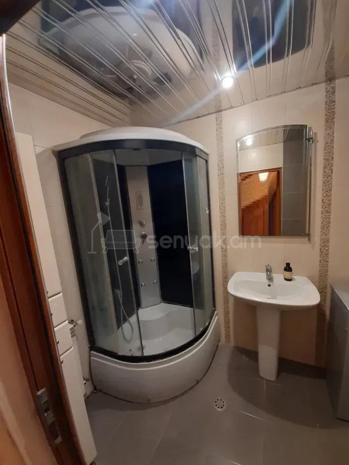 2 Սենյականոց Բնակարան Քարե Շենքում, 57քմ, 5/5 հարկ, Նորմալ Վիճակում