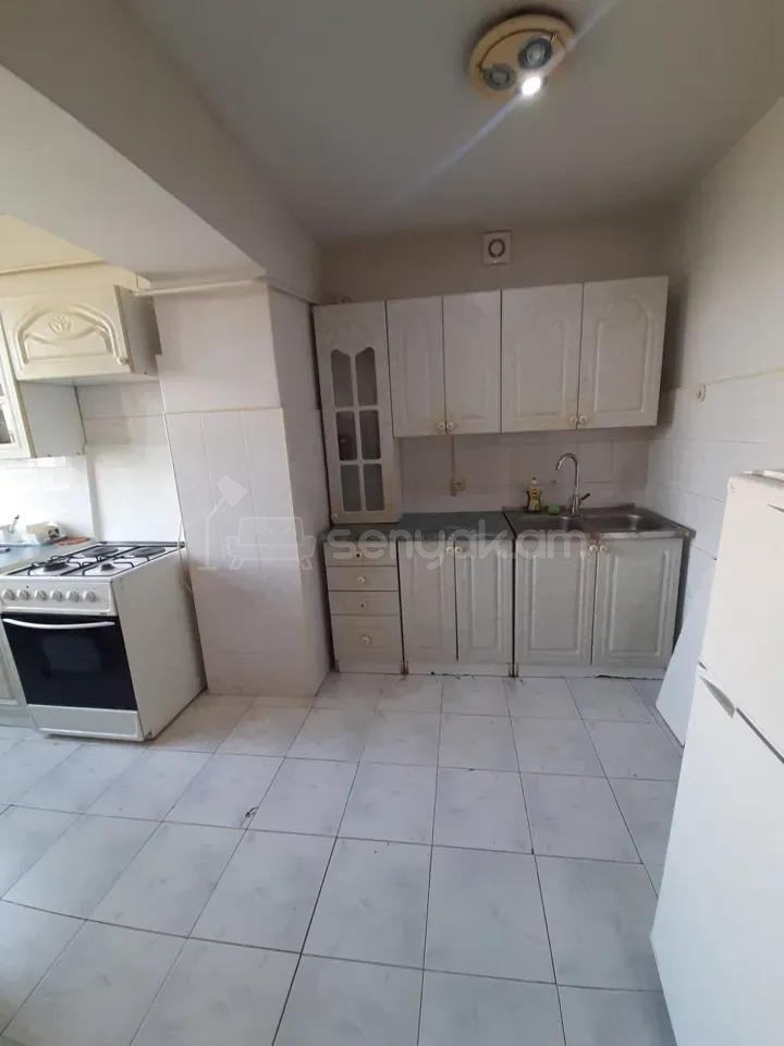 2 Սենյականոց Բնակարան Քարե Շենքում, 57քմ, 5/5 հարկ, Նորմալ Վիճակում