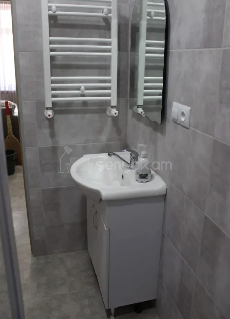 3 Սենյականոց Բնակարան Քարե Շենքում, 81քմ, 3/3 հարկ, Կապիտալ Վերանորոգված, Կահավորված