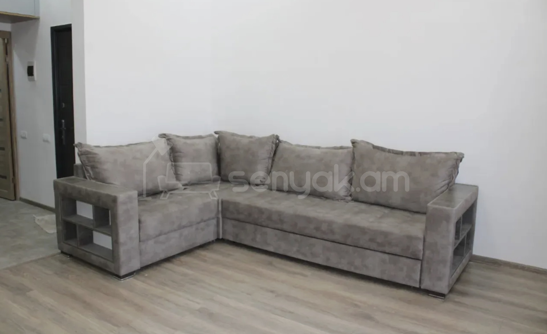 3 Սենյականոց Բնակարան Քարե Շենքում, 81քմ, 3/3 հարկ, Կապիտալ Վերանորոգված, Կահավորված