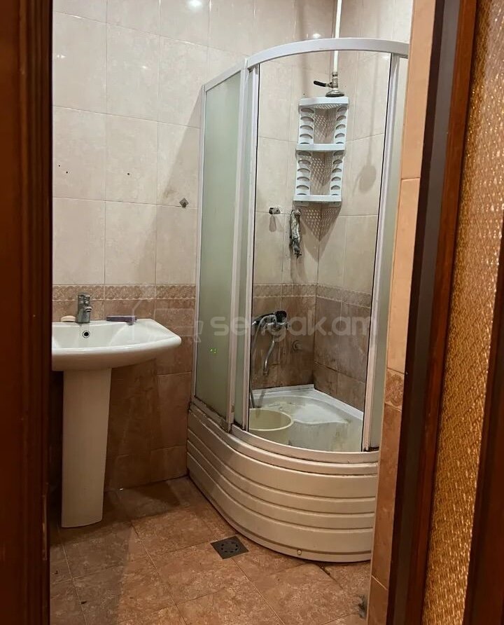 3 Սենյականոց Բնակարան Քարե Շենքում, 81քմ, 3/3 հարկ, Կոսմետիկ Վերանորոգված