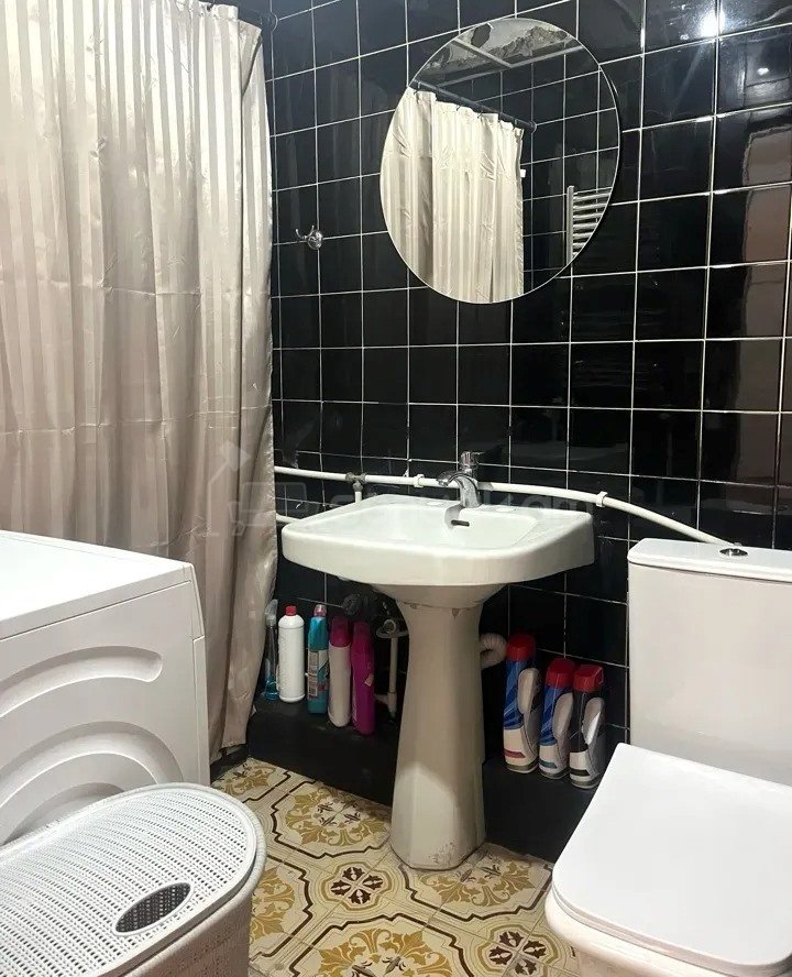 4 Սենյականոց Բնակարան Քարե Շենքում, 94քմ, 3/5 հարկ, Նորմալ Վիճակում