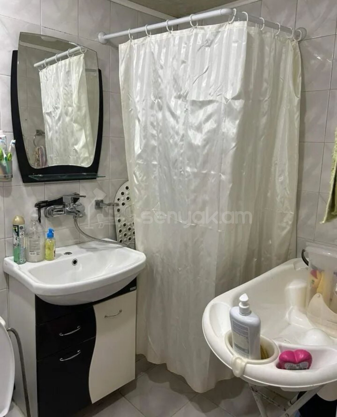 3 Սենյականոց Բնակարան Քարե Շենքում, 80քմ, 4/5 հարկ, Նորմալ Վիճակում