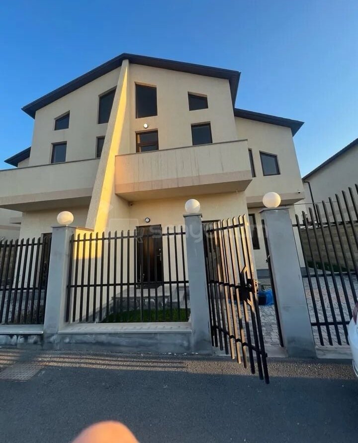 4 Սենյականոց Շքեղ Առանձնատուն, 220քմ, Ավտոտնակով