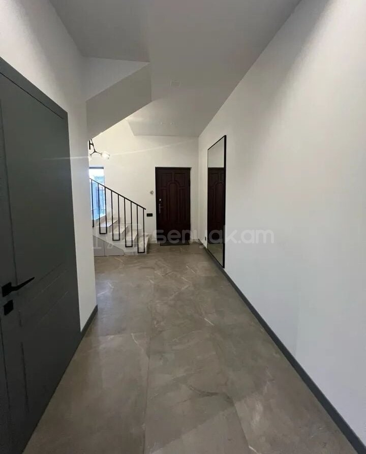 4 Սենյականոց Շքեղ Առանձնատուն, 220քմ, Ավտոտնակով