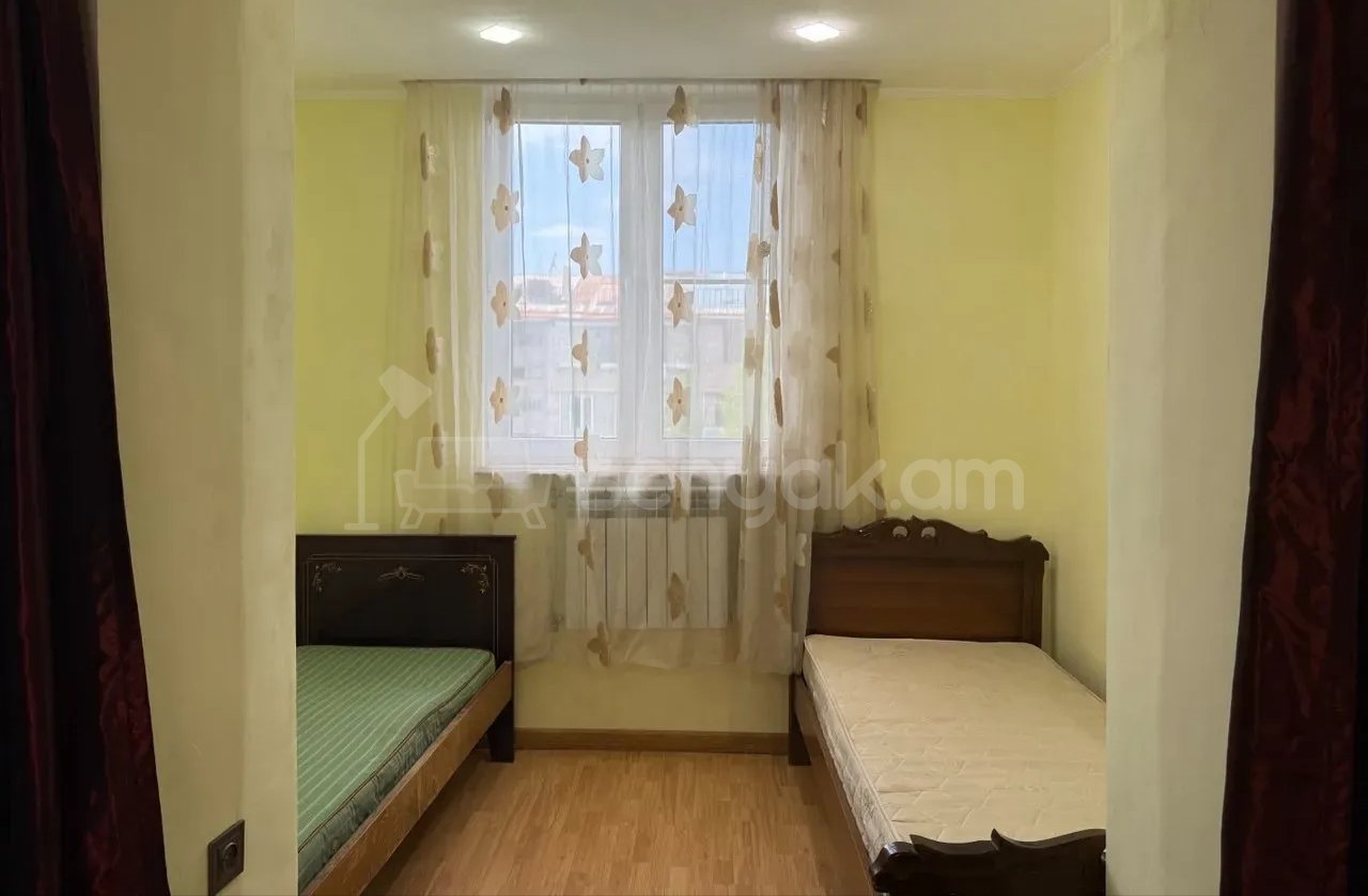 3 Սենյականոց Բնակարան Քարե Շենքում, 62քմ, 4/5 հարկ, Նորմալ Վիճակում, Կահավորված, Արևկող