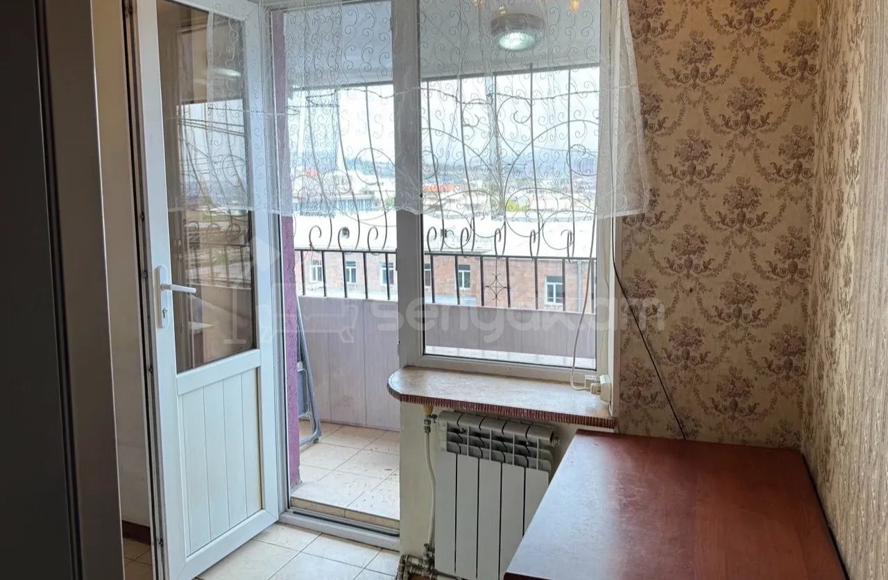 3 Սենյականոց Բնակարան Քարե Շենքում, 62քմ, 4/5 հարկ, Նորմալ Վիճակում, Կահավորված, Արևկող