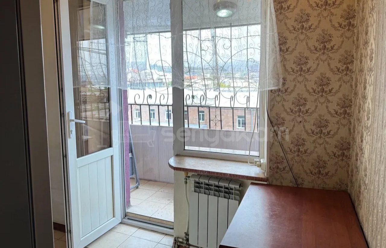 3 Սենյականոց Բնակարան Քարե Շենքում, 62քմ, 4/5 հարկ, Նորմալ Վիճակում, Կահավորված, Արևկող