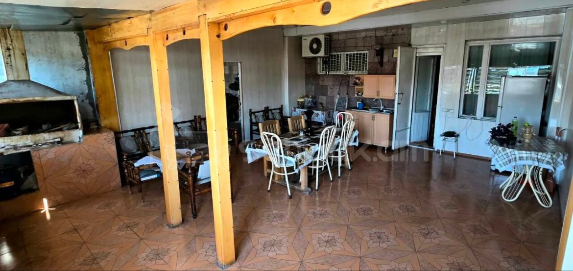 4 Սենյականոց Բնակարան Քարե Շենքում, 134քմ, 3/5 հարկ, Նորմալ Վիճակում