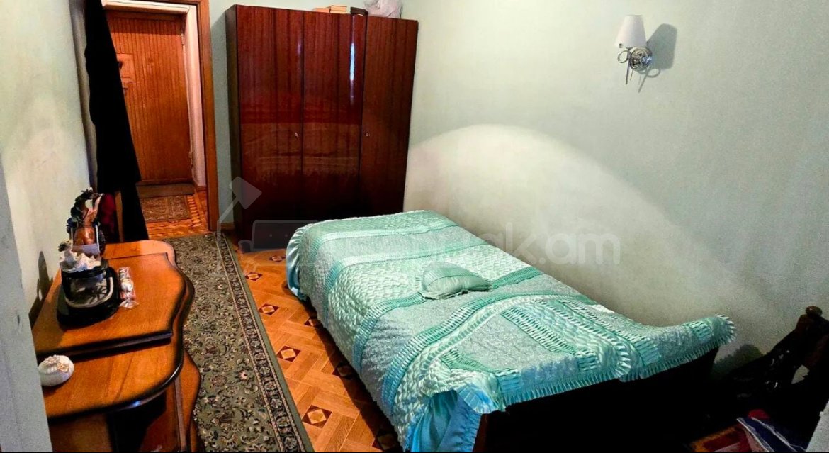 4 Սենյականոց Բնակարան Քարե Շենքում, 134քմ, 3/5 հարկ, Նորմալ Վիճակում