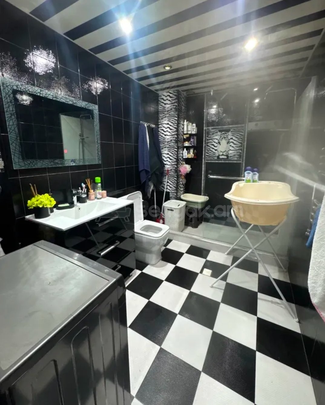 4 Սենյականոց Բնակարան Քարե Շենքում, 117քմ, 3/5 հարկ, Դիզայներական Վերանորոգված