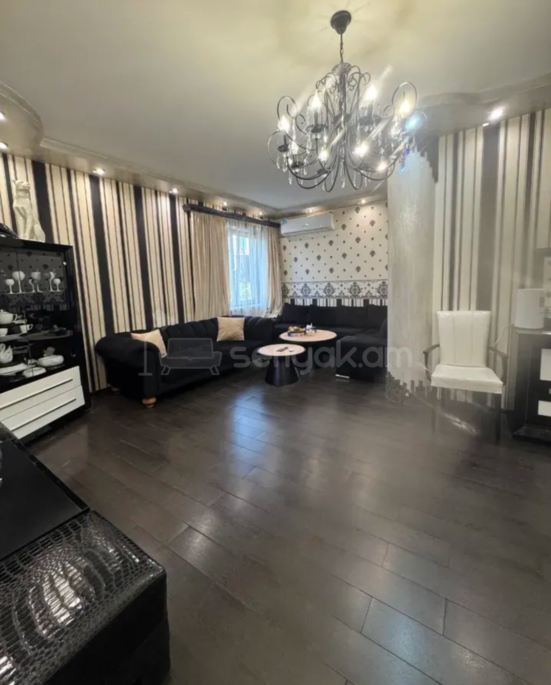 4 Սենյականոց Բնակարան Քարե Շենքում, 117քմ, 3/5 հարկ, Դիզայներական Վերանորոգված