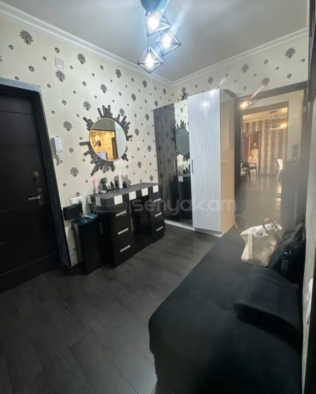 4 Սենյականոց Բնակարան Քարե Շենքում, 117քմ, 3/5 հարկ, Դիզայներական Վերանորոգված