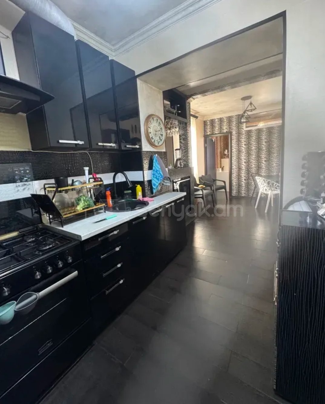 4 Սենյականոց Բնակարան Քարե Շենքում, 117քմ, 3/5 հարկ, Դիզայներական Վերանորոգված