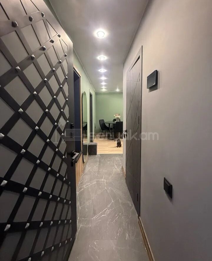 2 Սենյականոց Բնակարան Քարե Շենքում, 53քմ, 3/5 հարկ, Դիզայներական Վերանորոգված