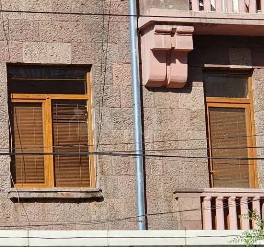 3 Սենյականոց Բնակարան Քարե Շենքում, 80քմ, 2/5 հարկ, Նորմալ Վիճակում